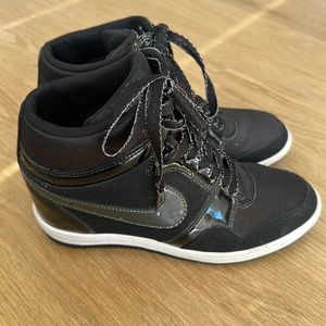 Nike sky high platform size 8